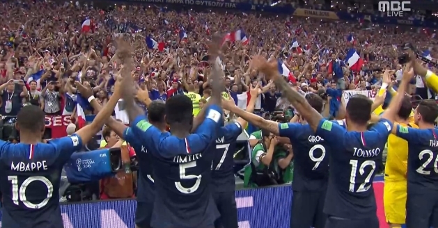 프랑스 축구 대표 선수들이 16일 0시(한국시간) 러시아 루즈니키 스타디움에서 열린 2018 국제축구연맹(FIFA) 러시아월드컵 결승전 경기에서 크로아티아를 상대로 4-2 완승을 거두고 우승한 뒤 승리 세리머니를 하고 있다. (출처: MBC 중계영상 캡처)
