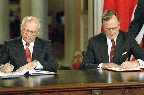조지 H.W. 부시 미국 대통령과 미하일 고르바초프 소비에트 연방 대통령의 정상회담. (출처: 연합뉴스)