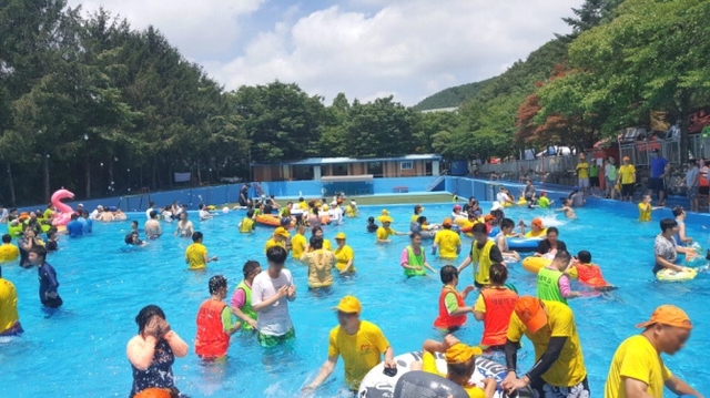 교촌치킨이 지난 14일 ‘제21회 장애인 초청 여름 물놀이 캠프’를 후원했다. 행사에서 참가자들이 물놀이를 즐기고 있다. (제공: 교촌에프앤비㈜) ⓒ천지일보(뉴스천지) 2018.7.16