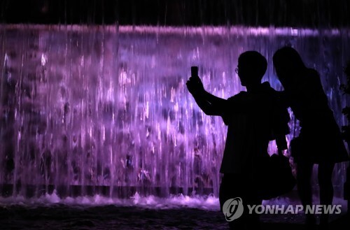 열대야가 계속된 16일 저녁 서울 청계천에서 시민들이 더위를 식히고 있다. (출처: 연합뉴스)