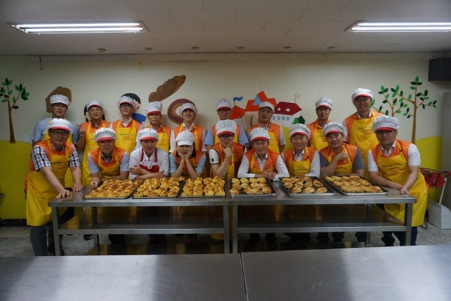 지난 16일 한화시스템 ‘사랑의 빵 만들기’ 봉사활동에 협력업체 직원들도 함께 참여한 후 기념사진을 촬영하고 있다. (제공: 한화시스템)