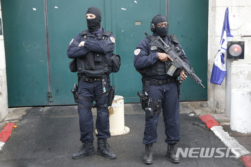 무장한 프랑스 경찰이 지난 1월 파리 연쇄테러 연계 용의자 자와드 벤다우드(31)가 수감될 예정인 파리 외곽 프렌 교도소 앞에서 경비를 서고 있다. (출처: 뉴시스)
