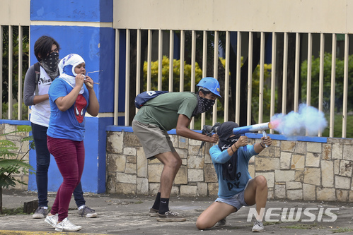 니카라과 수도 마나과에서 지난 5월 다니엘 오르테가 대통령에 반대하는 시위대가 직접 만든 박격포로 경찰을 공격하고 있다. (출처: 뉴시스)