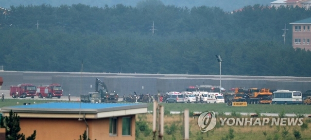 (포항=연합뉴스) 17일 오후 상륙기동헬기(MUH-1) 1대가 추락해 승무원 6명 가운데 5명이 숨지고 1명이 부상한 경북 포항시 남구 포항 비행장 활주로에서 군 관계자들이 사고 수습을 하고 있다.