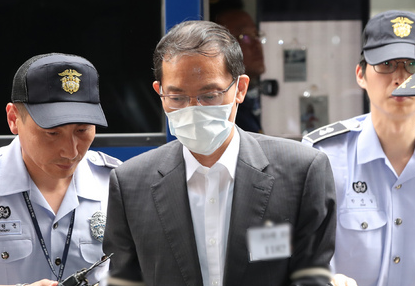 '드루킹 댓글 조작 의혹' 사건을 수사 중인 허익범 특별검사팀에 체포된 도 모 변호사가 17일 오후 서울 서초구 강남역 인근에 위치한 특검사무실로 소환되고 있다. (출처: 뉴시스)