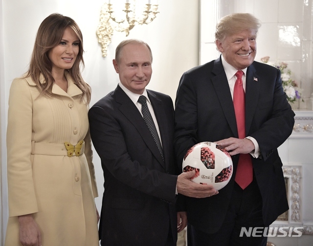 미 대통령 영부인 멜라니아 여사와 블라디미르 푸틴 러시아 대통령, 도널드 트럼프 미 대통령(왼쪽부터)이 16일 핀란드 수도 헬싱키에서 미-러 정상 공동기자회견 후 2018 러시아 월드컵 공인구를 들고 기념 촬영을 하고 있다. (출처: 뉴시스)