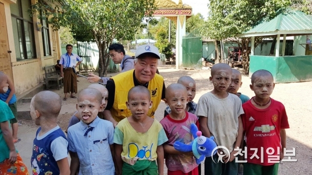 미얀마 ADRF 희망교실 어린이들과 사진을 찍고 있는 권이종 회장 (제공: ADRF) ⓒ천지일보(뉴스천지) 2018.7.14