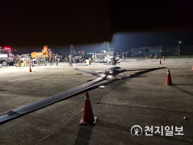 지난 17일 오후 해병대가 경북 포항시 남구 포항비행장 활주로에서 발생한 상륙기동헬기(MUH-1) 마린온 추락사고를 처리하고 있다. (제공: 해병대사령부) ⓒ천지일보(뉴스천지) 2018.7.18