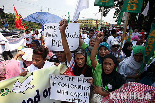 이슬람교도들이 2015년 5월 필리핀 마닐라 퀘존시에서 방사모로 기본법의 통과를 요구하는 시위를 벌이고 있다. (출처: 뉴시스)