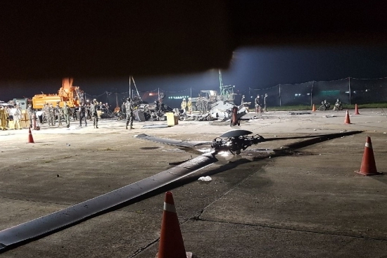 지난 17일 오후 해병대가 경북 포항시 남구 포항비행장 활주로에서 발생한 상륙기동헬기(MUH-1) 마린온 추락사고를 처리하고 있다. (제공: 해병대사령부) ⓒ천지일보 2018.7.18