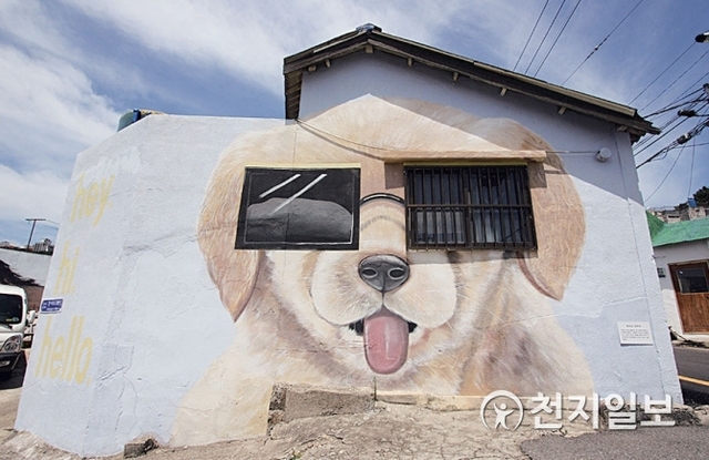[천지일보=차은경 기자] 해운대 신시가지 근처에 위치한 청사포 마을. 창문을 이용해 선글라스를 낀 강아지를 표현해 재미있다. ⓒ천지일보 2018.7.20