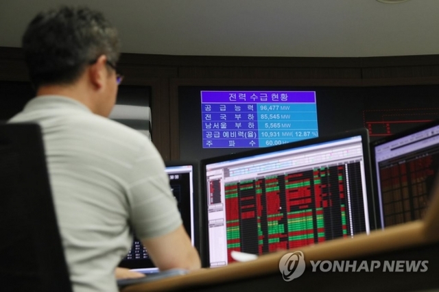 연일 이어진 폭염으로 전력수요가 증가하고 있는 가운데 17일 오후 서울 영등포구 한국전력 남서울지역본부 계통운영센터에서 직원들이 업무를 보고 있다. (출처: 연합뉴스)