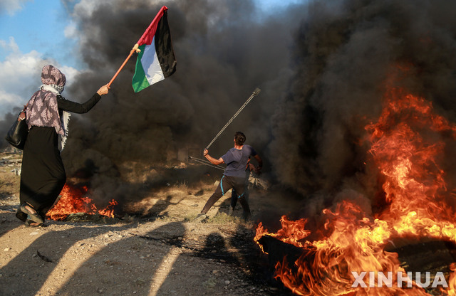(Xinhua/뉴시스) 20일(현지시간) 이스라엘과 팔레스타인의 분쟁이 계속되고 있는 가자지구에서 팔레스타인 시위대가 이스라엘 군대에 돌을 던지고 있다.