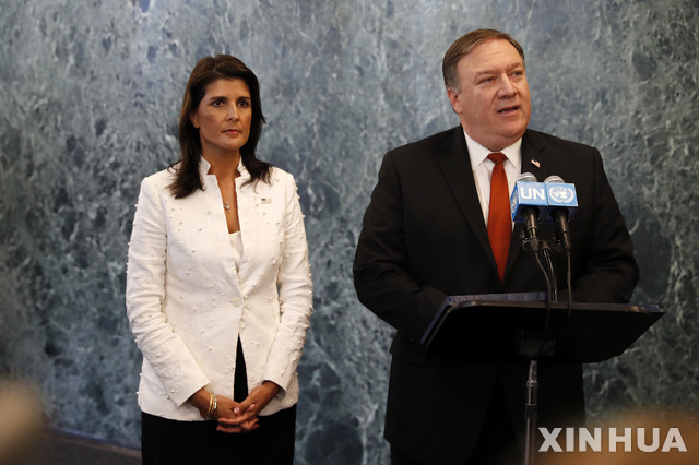 20일(현지시간) 마이크 폼페이오 미국 국무장관(오른쪽)이 뉴욕 유엔 본부에서 기자회견을 하고 있다. 왼쪽은 니키 헤일리 유엔 주재 미국 대사. (출처: 뉴시스)