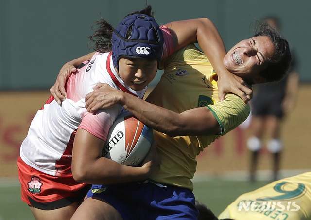 (AP Photo/뉴시스) 20일(현지시간) 미국 샌프란시스코에서 열린 여자 럭비 세븐스 월드컵(WAC)에서 일본의 노리코 타니구치(왼쪽) 선수가 브라질의 아만다 아라우조 선수를 밀치고 있다.