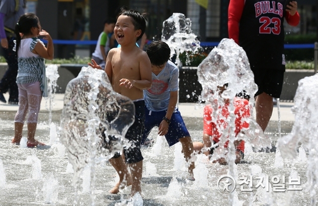 [천지일보=정다준 기자] 전국에서 폭염이 계속되는 가운데 21일 오후 서울 종로구 광화문광장 분수대에서 어린이들이 물놀이를 하고 있다. ⓒ천지일보 2018.7.21