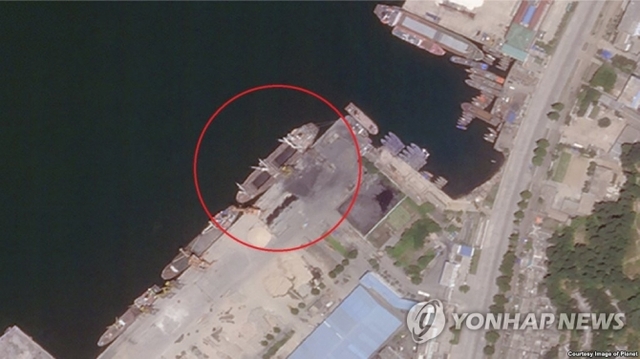 지난 16일 북한 원산항을 촬영한 위성사진. 석탄 적재를 위한 노란 크레인 옆에 약 90m 길이의 선박이 정박해있다. (출처: 연합뉴스)