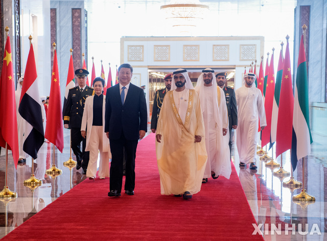 19일(현지시간) 시진핑 중국 국가주석과 부인 펑리위안 여사가 '두바이 군주'인 셰이크 무함마드 빈라시드 알막툼 아랍에미리트(UAE)부통령 겸 총리, 셰이크 무함마드 빈자예드 알나흐얀 아부다비 왕세자와 함께 아부다비의 사열 행사장에 도착하고 있다. (출처: 뉴시스)