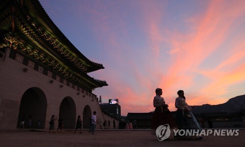 서울의 낮 기온이 38도까지 올라가는 등 올해 최고기온을 기록한 22일 야간 특별관람이 시작된 경복궁을 찾은 시민들이 고궁을 거닐고 있다. (출처: 연합뉴스)