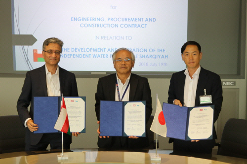 두산중공업은 지난 19일 일본 요코하마 JGC 본사에서 오만 샤르키아 해수담수화플랜트 EPC 공사 계약을 체결했다. 히토시 키타가와 JGC 인프라 부문장(가운데), 자이안타 (Jayanta G. Borpujari) UIDC 사업개발 부문장, 박인원 두산중공업 Water BG장(오른쪽) (제공: 두산중공업)