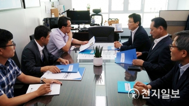 이환주 남원시장(오른쪽 세 번째)이 23일 김종진(왼쪽 세 번째) 문화재청장을 만나 논의를 하고 있다. (제공: 남원시) ⓒ천지일보 2018.7.23