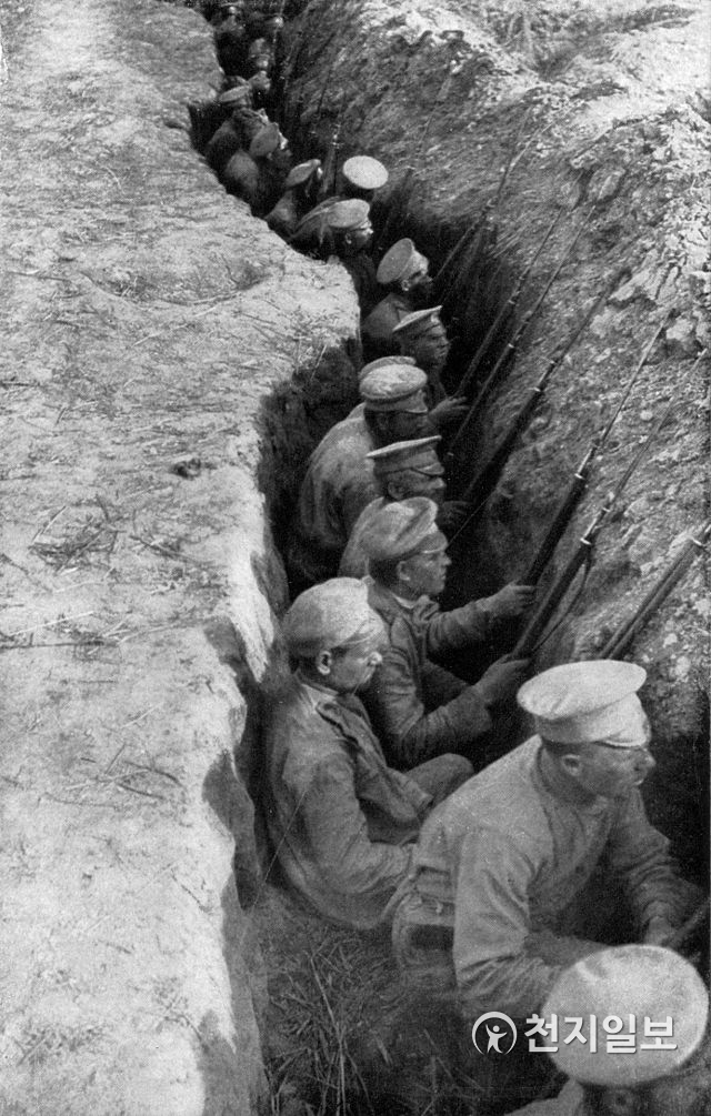 참호 속에서 독일군의 공격을 기다리는 러시아군(1917) ⓒ천지일보 2018.7.23
