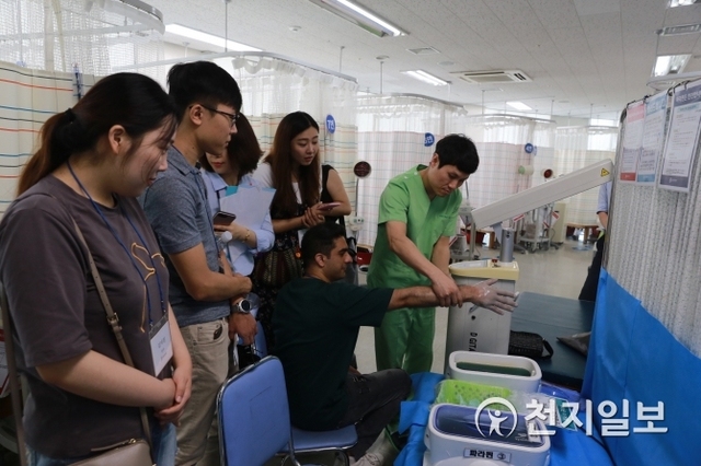 인천 의료서비스를 세계 각국에 알리는 외국인 유학생 서포터즈들이 나사렛국제병원 재활센터에서 의료서비스를 체험 하고 있다. (제공: 나사렛국제병원) ⓒ천지일보 2018.7.24