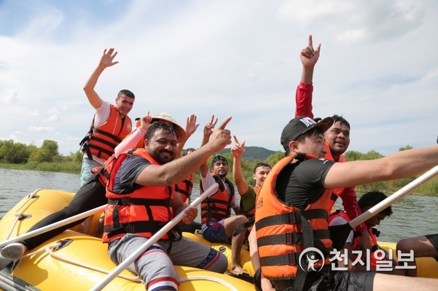 대구·경북 신천지 다문화센터가 22일 낙동강 달성보에서 국내 자연을 체험하는 ‘낙동강을 만나다’ 보트 체험을 행사를 열었다. 외국인들이 보트를 타면서 물놀이를 하고 있다. (제공: 대구경북신천지다문화센터) ⓒ천지일보 2018.7.24