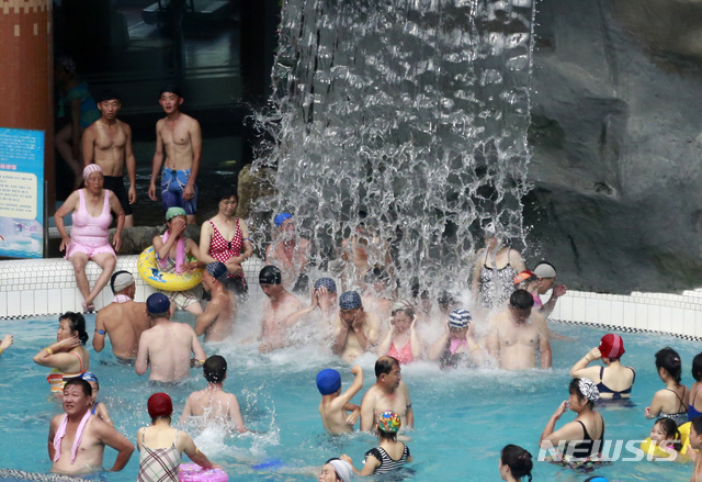 평양 시민들이 24일 만수 워터파크 실내수영장에서 뜨거운 바깥을 피해 오후를 보내고 있다. (출처: 뉴시스)