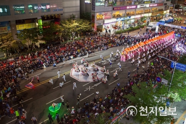 천안흥타령춤축제2017 거리댄스퍼레이드. (제공: 천안시) ⓒ천지일보 2018.7.25