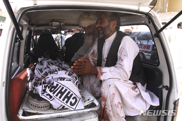 25일 파키스탄 퀘타 총선 투표소에서 자살폭탄 테러가 벌어진 가운데 부상 당한 시민들이 응급차에 타고 있다. (출처: 뉴시스)