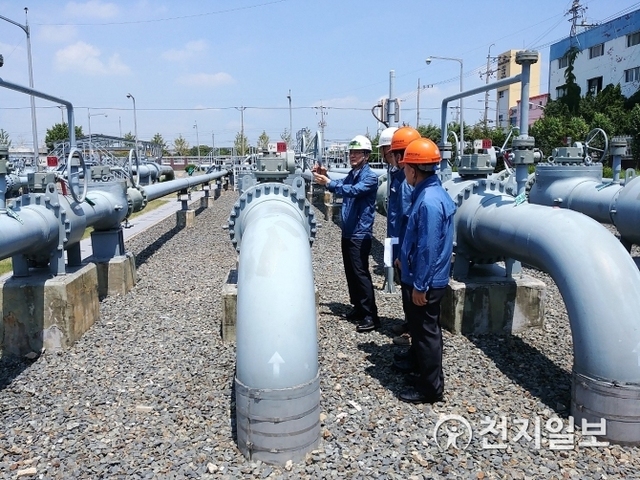 김영두 가스공사 안전기술부사장이 25일 LNG 공급 발전소에서 현장점검을 하고 있다. (제공: 한국가스공사) ⓒ천지일보 2018.7.25