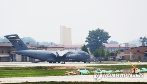 26일 오후 경기도 평택시 주한미공군 오산기지에 수송기 C-17 글로브마스터가 대기하는 모습. (출처: 연합뉴스)