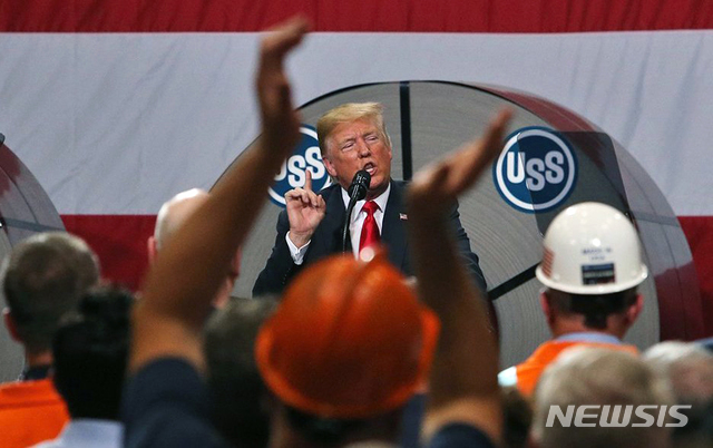 【그래닛 시티=AP/뉴시스】도널드 트럼프 미국 대통령이 26일(현지시간) 일리노이 주에 위치한 철강 공장 '그래닛 시티 워크스'를 방문해 노동자들 앞에서 연설하고 있다.