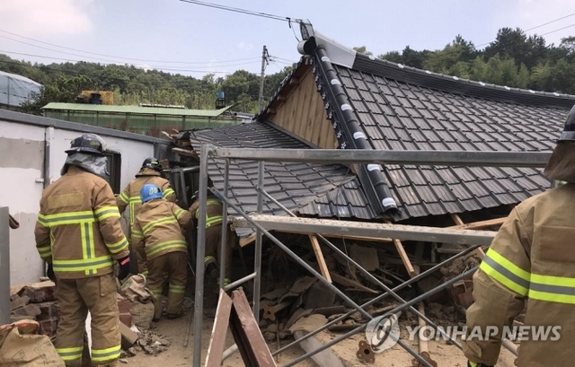 28일 오전 광주 북구 삼각동에서 보수 공사 중인 한 주택이 내려앉았다. 이 사고로 작업자 3명이 다쳤다. (출처: 연합뉴스) 2018.7.28