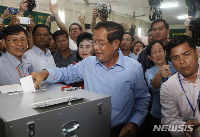 훈센 캄보디아 총리가 29일 캄보디아 칸달주 타크마우의 한 투표소에서 투표를 한 후 자신의 투표용지를 투표함에 넣고 있다. (출처: 뉴시스)