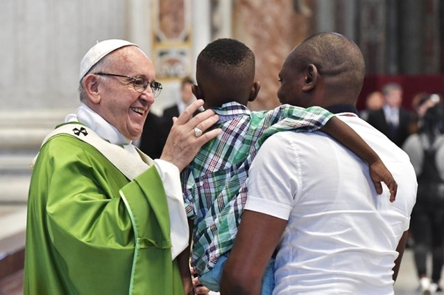 교황은 지난 6일(현지시간) 바티칸 성베드로 대성당에서 난민들을 위한 특별 미사를 집전했다. 미사를 마친 교황이 초대받은 난민 가족을 반갑게 맞으며 격려하고 있다. (출처: 교황청 홈페이지)