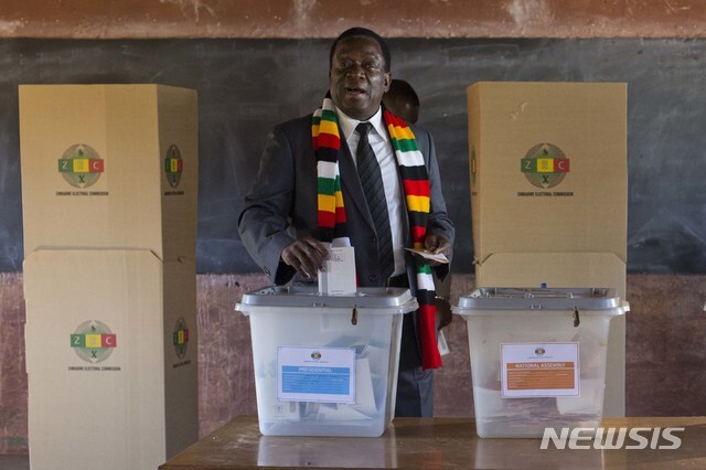 에머슨 음난가그와 짐바브웨 대통령이 30일(현지시간) 퀘퀘에서 대통령선거 투표를 하고 있다. (출처: 뉴시스)