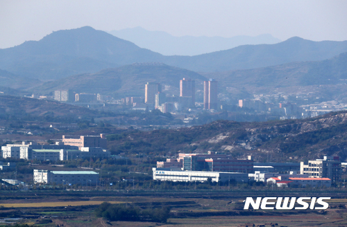 경기 파주시 도라산 전망대에서 바라본 적막한 개성공단 뒷쪽으로 북한 개성시 건물이 보이고 있다. (출처: 뉴시스)