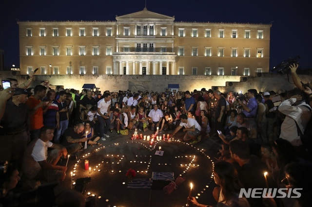 【아테네(그리스)=AP/뉴시스】그리스 수도 아테네의 국회의사당 앞에 30일 사람들이 모여 촛불로 7월23일이라는 모양을 만들어 지난 23일 발생한 산불로 숨진 90명이 넘는 희생자들을 추모하고 있다. 이번 산불은 그리스 근대사에서 최악의 산불 피해를 낳았다.