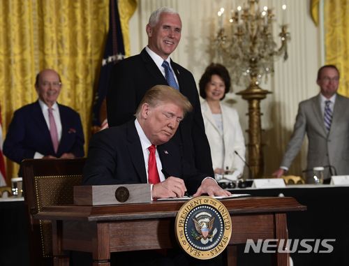 서명하는 도널드 트럼프 미국 대통령과 마이크 펜스 미국 부통령. (출처: 뉴시스)