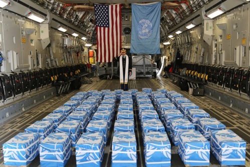 (서울=연합뉴스) 27일 오산 주한미국공군기지에 도착한 C-17 수송기 내부 모습. 북한에서 송환된 6.25 전쟁 미군 전사자 유해 55구 유해 상자가 유엔기에 싸인 채 놓여있다.