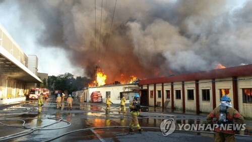 1일 오후 경기도 파주시 월롱면의 한 물류 창고에서 불이나 소방 당국이 진화 중이다. (출처: 연합뉴스)