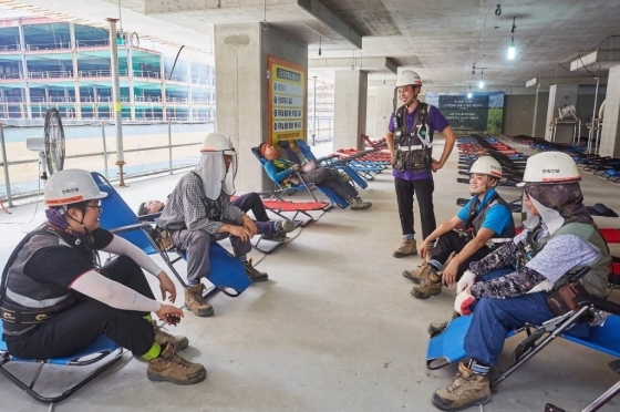 광교 컨벤션 꿈에그린 건설현장에서 건설근로자들이 지하층에 마련된 휴게공간에서 휴식을 취하고 있다. (제공: 한화건설)