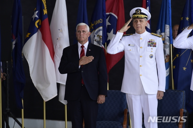 마이크 펜스 미국 부통령(왼쪽)과 필 데이비슨 미 인도태평양사령관이 1일(현지시간) 하와이 펄하버-히캄 합동기지에서 열린 미군 유해 봉환식에 참석했다.  (출처: 뉴시스)