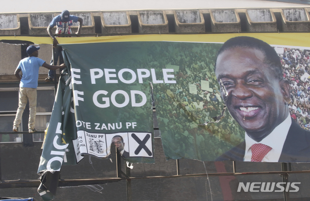 짐바브웨 야당 민주변화동맹(MDC)의 한 지지자가 1일(현지시간) 수도 하라레에서 에머슨 음난가그와 대통령에 항의하기 위해 그의 선거 벽보를 철거하고 있다. 이날 군의 시위 유혈 진압으로 최소 6명이 사망한 가운데 짐바브웨 선거위는 3일 음난가그와 대통령이 50.8%를 득표해 44.3% 득표에 그친 야당 넬슨 차미사 후보를 제치고 승리했다고 발표했다. (출처: 뉴시스)