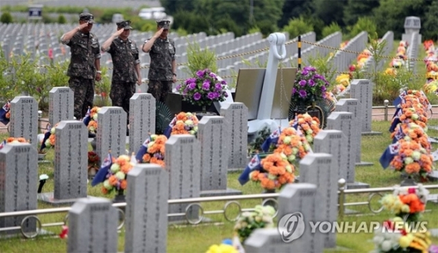 국군 장병들이 천안함 전사자들 묘역 앞에 경례하고 있다. (출처: 연합뉴스)