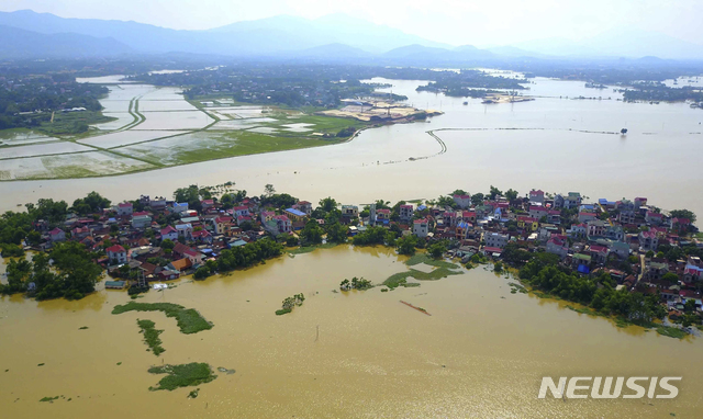 [하노이=AP/뉴시스] 9호 태풍 손띤이 상륙해 열대성 저기압으로 변하며 폭우를 쏟아내자 22일 베트남 북부 하노이 교외가 물에 잠겨 있다. 20여 명이 사망했다.