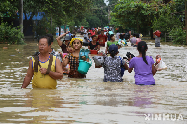 미얀마 바고 지구에서 폭우에 따른 홍수로 28일 시내 도로와 가옥 등이 침수해 상당수의 이재민이 발생했다. (출처: 뉴시스)