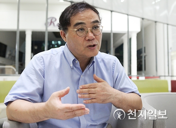 임진모 음악평론가가 대중음악 속에는 평화와 평등을 갈망하는 마음이 담겨 있다고 설명하고 있다. ⓒ천지일보 2018.8.5